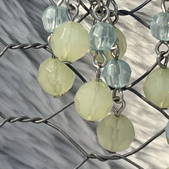 Beautiful silver tone, pale yellow green and pale blue beads earrings - Picture 3 of 4